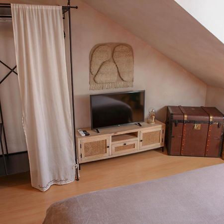Cozy Apartment In The Heart Of The Historic City Братислава Екстериор снимка