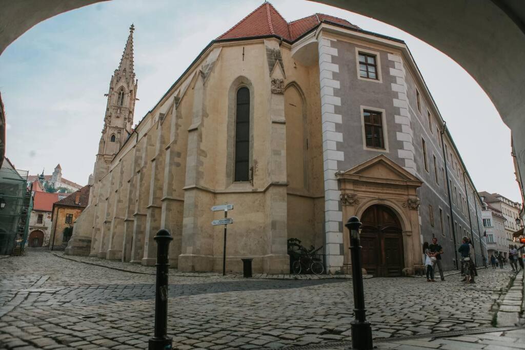 Cozy Apartment In The Heart Of The Historic City Братислава Екстериор снимка
