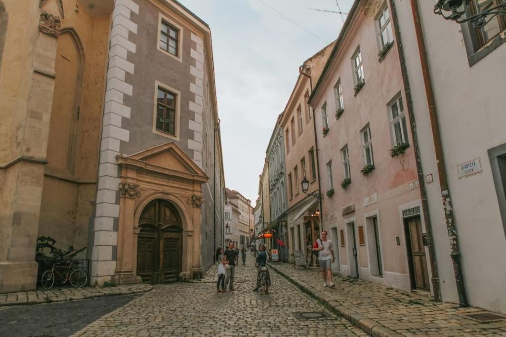 Cozy Apartment In The Heart Of The Historic City Братислава Екстериор снимка
